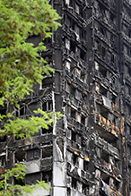 grenfell tower burnt out shell and tributes to the dead JF7KXF Alamy 146x219
